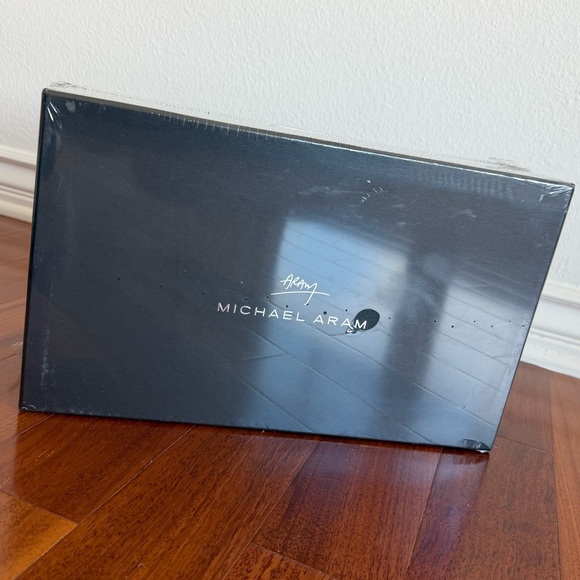 Michael Aram Anemone Paper Towel Holder - Picture 3 of 5